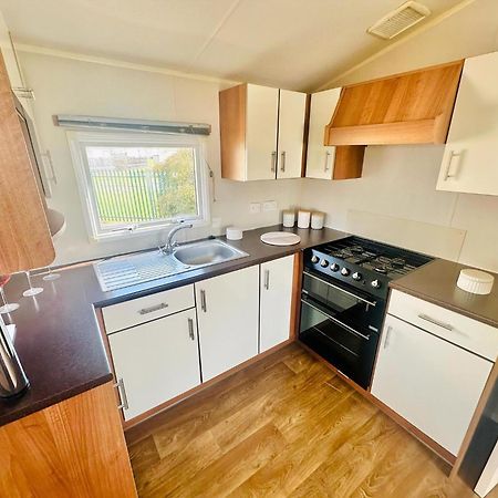 Great 8 Berth Caravan For Hire At Seawick Holiday Park In Essex Ref 27227Sw Клактон-он-Си Экстерьер фото